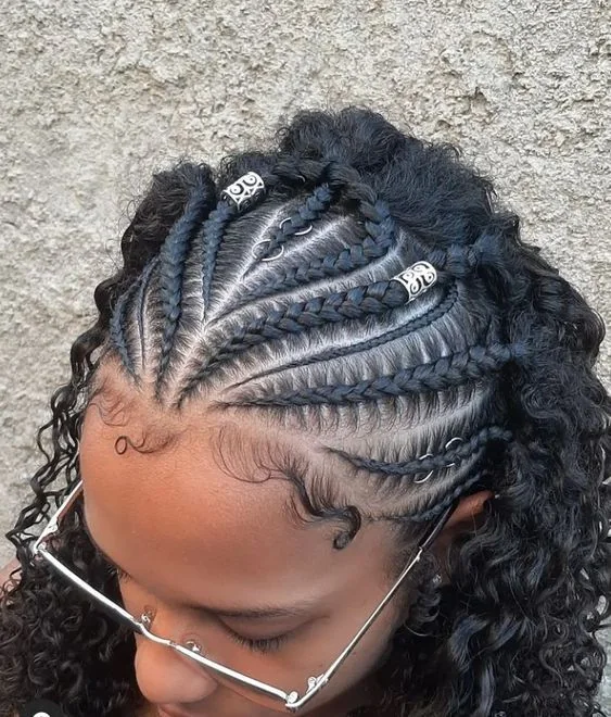 Nagô frontal com cachos soltos e acabamento definido na raiz