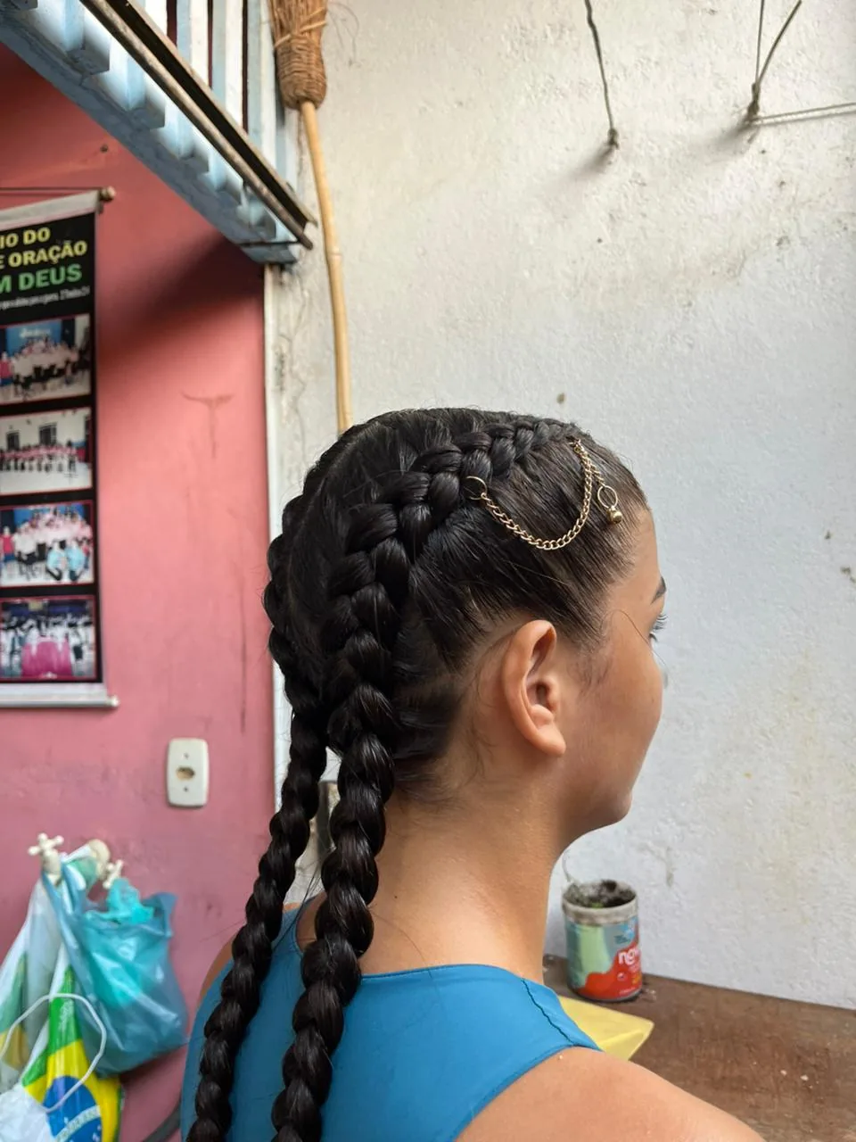 Penteado com duas tranças embutidas e acabamento alinhado