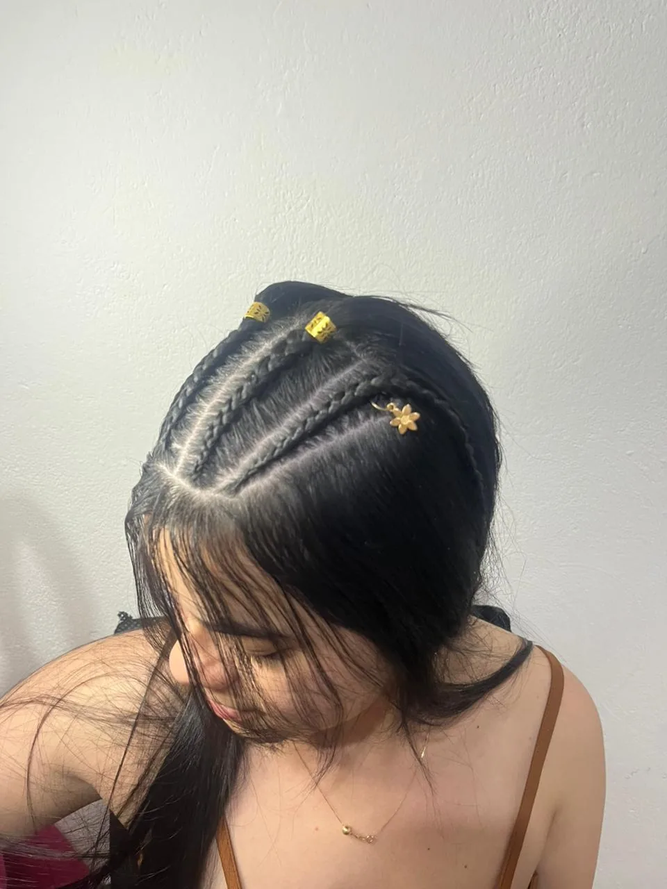 Nagô frontal delicada com cabelo solto e acessório