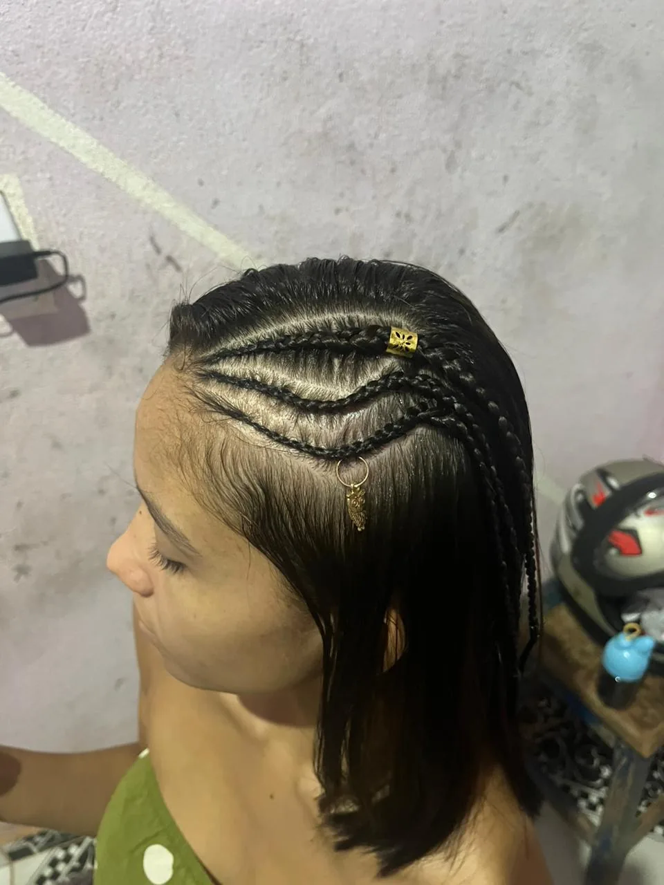 Nagô lateral delicada com cabelo solto e acessório dourado