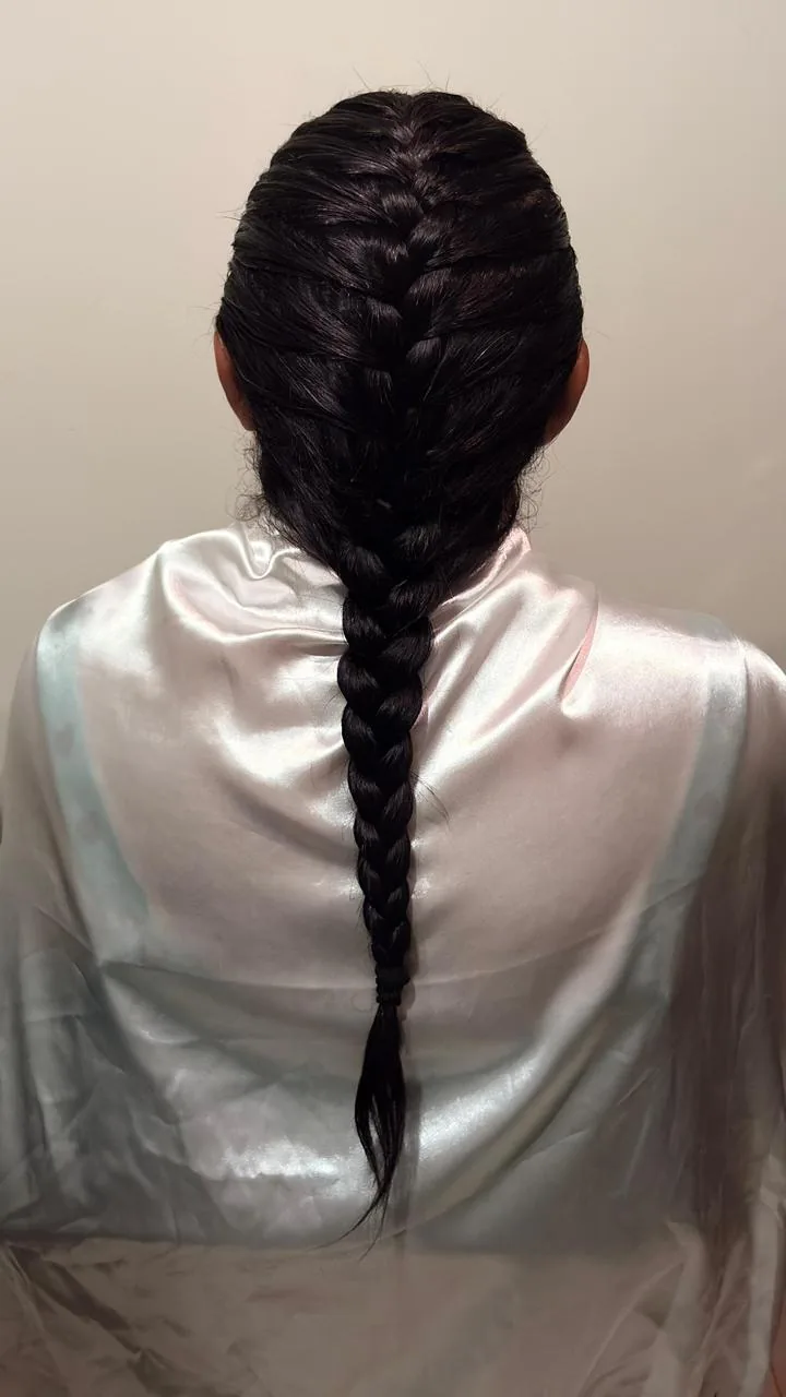 Trança embutida clássica com finalização limpa